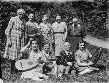 Frauengruppe mit Musikinstrumenten, Provinzial-Heilanstalt Warstein. Undatiert.