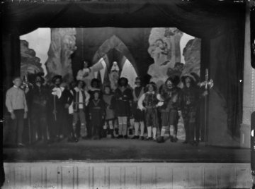 Freizeitgestaltung in der Provinzial-Heilanstalt Warstein: Theatergruppe aus Kindern und Jugendlichen: "Aufführung: der Geiger von Gemünd, 1928"