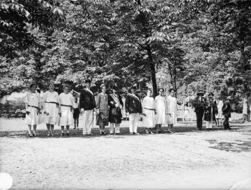 Schützenfest, Provinzial-Heilanstalt Warstein: Schützenkönigspaar mit Hofstaat auf der Festwiese im Anstaltspark, 1929.