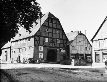 Rühen, Ackerbürgerhaus an der Hachtorstraße (links). Undatiert. [Vgl. 05_12146]