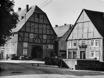 Rühen, Ackerbürgerhaus an der Hachtorstraße (links) und Geschäftshaus [Gasthof?] Max Kreutzmann (rechts). Undatiert. [Vgl. 05_12146]