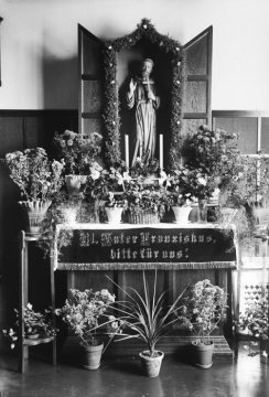 Pfarrkirche St. Gervasius und St. Protasius, Rüthen-Altenrüthen - kleiner Altar mit Hl. Franzikus. Undatiert.