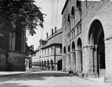 Soest, Rathausstraße mit Petrikirche (Anschnitt links), Patroklidom (Bogengang rechts) und Rathaus (Bogengang Mitte). Undatiert.