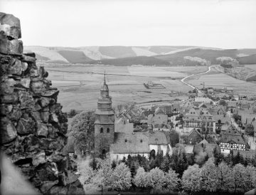 Meschede-Eversberg mit St. Johannes Evangelist - Blick von der Burgruine Eversberg auf dem Schlossberg südlich des Dorfes. Undatiert.