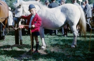 Pferdemarkt Telgte, 60er Jahre: Mädchen mit weissem Pony