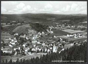 Blick auf Allendorf (Gemeinde Sundern) mit dem Sorpesee im Hintergrund