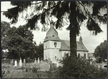 Die Pfarrkirche St.-Ludgerus mit Friedhof in Alme (Gemeinde Brilon), undatiert