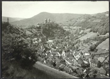 Blick auf Altena mit der Burg Altena im Hintergrund, undatiert