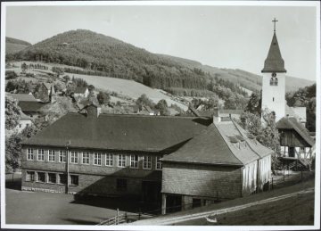 Die Grundschule in Ramsbeck [1941 eingeweiht] mit Blick zur Pfarrkirche St.-Margaretha[ 1936 eingeweiht]  (Gemeinde Bestwig)