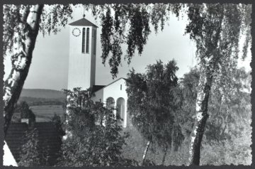 Blick zur Pfarrkirche St. Pius in Arnsberg, 1957 eingeweiht