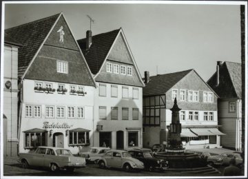 Arnsberg, Alter Markt mit dem Ratskeller und dem Maximilianbrunnen, undatiert (1960er Jahre?)