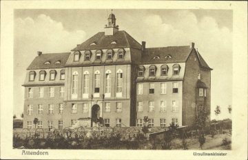 Das Ursulinenkloster in Attendorn. Errichtet 1911, seit 1917 "Höhere Katholische Mädchenschule", seit 1928 "Lyzeum", undatiert, ca. 1930