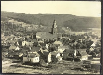 Teilansicht von Attendorn mit der Pfarrkirche St.-Johannes-Baptist, vor 1914