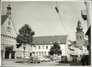 Das Attendorner Rathaus mit der Pfarrkirche St.-Johannes-Baptist im Hintergrund, undatiert (1960er Jahre?)