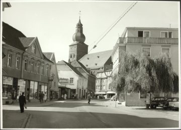 Attendorn mit Blick durch die Niederste Straße zur Pfarrkirche St.-Johannes-Baptist, undatiert (ca. 1960)