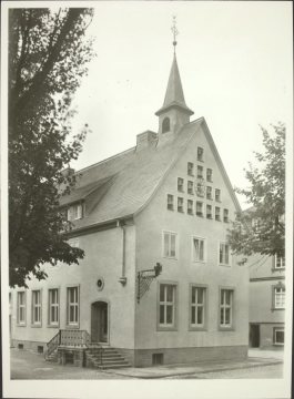 Balve, Sparkasse mit Glockenspiel, Neubau des Alten Rathauses, undatiert (um 1950?)