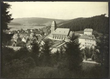 Bamenohl (Gemeinde Finnentrop), Blick zur Pfarrkirche St.-Joseph, 1926 eingeweiht