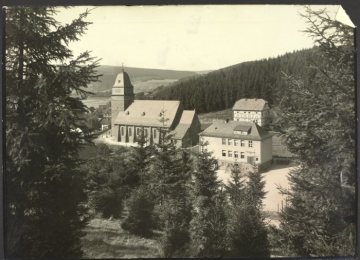 Bamenohl (Gemeinde Finnentrop), Blick zur Pfarrkirche St.-Joseph (1926 eingeweiht) und zur Volksschule