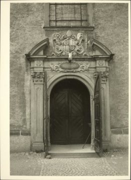 Das Portal der Pfarrkirche St.-Pankratius in Belecke (Gemeinde Warstein), undatiert