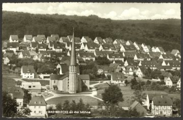 Blick auf Belecke (Gemeinde Warstein) mit der Heilig-Kreuz-Kirche, ca. 1960er Jahre