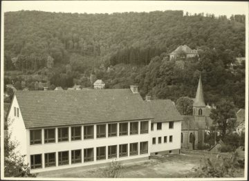 Die St.-Agatha-Grundschule in Bilstein (Gemeinde Lennestadt), undatiert (1950er/1960er Jahre?)