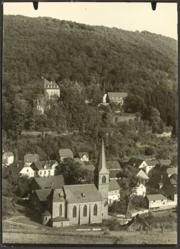Teilansicht von Bilstein (Gemeinde Lennestadt) mit der St.-Agatha-Kirche, undatiert