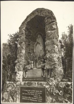 Die Lourdes-Grotte in Bredelar (Gemeinde Marsberg), 1954 eingeweiht