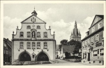 Das Briloner Rathaus mit der Propsteikirche St.-Petrus-und-Andreas im Hintergrund
