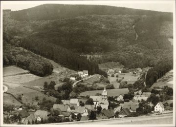 Blick auf Elleringhausen (Gemeinde Olsberg), undatiert (vor dem Bau der neuen Kirche 1964)