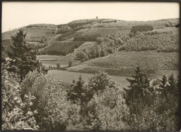 Elspe (Gemeinde Lennestadt), Blick zu Wallanlage auf dem Weilenscheid mit dem Wallburgturm, undatiert (um 1940?)