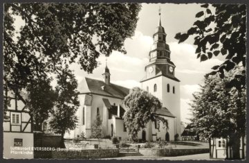 Eversberg, Pfarrkirche St. Johannes Evangelist - erbaut im 13. Jh., Hallenausbau im 16. Jh., Barockhaube von 1712. Undatiert, um 1970 [vgl. Bilder Nr. 04_1593/1594]