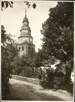 Eversberg, Pfarrkirche St. Johannes Evangelist - erbaut im 13. Jh., Hallenausbau im 16. Jh., Barockhaube von 1712. Undatiert.