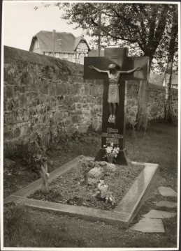 Eversberg (Gemeinde Meschede), Grab von Pfarrer Wilhelm Fischer (1888 - 1961)