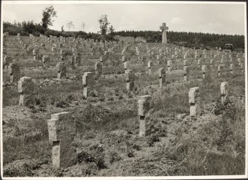 Eversberg (Gemeinde Meschede), Kriegsgräberstätte, undatiert (1960er Jahre) - Begräbnisstätte für 928 Gefallene des Zweiten Weltkriegs