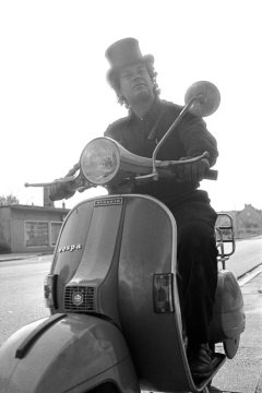 Schornsteinfeger per Moped auf dem Weg zur Arbeit. Castrop-Rauxel, Oktober 1986.