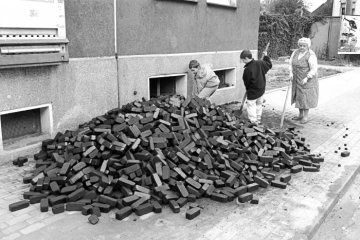 Angelieferte Ladung Briketts für den Hausbrand. Castrop-Rauxel, Oktober 1993.