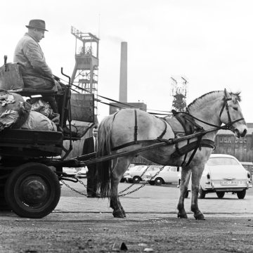 "Klüngelskerl", Schrotthändler mit Pferdegespann unterwegs in Castrop-Rauxel, 1973 - im Hintergrund: Zeche Erin.