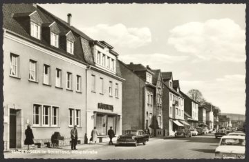 Die Hauptstraße in Lendringsen (Gemeinde Menden), undatiert (1960er Jahre?)