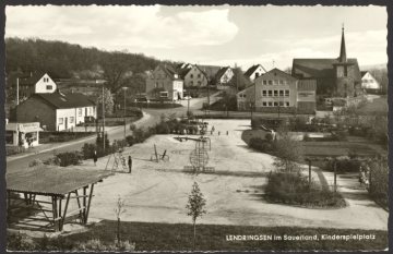 Kinderspielplatz in Lendringsen (Gemeinde Menden), undatiert (1950er/1960er Jahre?)