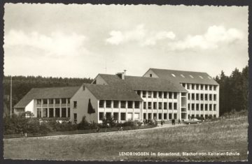 Die Bischof-von-Ketteler-Schule in Lendringsen (Gemeinde Menden), undatiert (1960er Jahre?)
