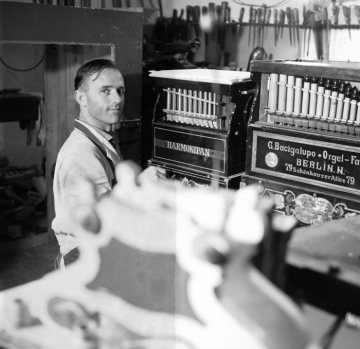 Orgelbauer Max Alfred Geweke bei der Reparatur einer Drehorgel des Berliner Herstellers Bacigalupo in seiner Werkstatt in Bielefeld, gegründet 1900 von Großvater Albert Geweke und fortgeführt von Vater Max, 1966.