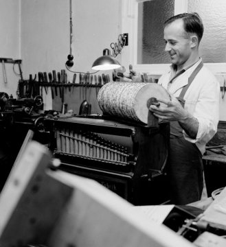 Orgelbauer Max Alfred Geweke bei der Beschlagung einer Drehorgelwalze in seiner Werkstatt in Bielefeld, gegründet 1900 von Großvater Albert Geweke und fortgeführt von Vater Max,1966.