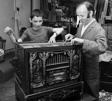 Orgelbauer Max Alfred Geweke bei der Reparatur einer Drehorgel des Berliner Herstellers Bacigalupo Söhne in seiner Werkstatt, gegründet 1900 von Großvater Albert Geweke und fortgeführt von Vater Max. Bielefeld, Juli 1974.