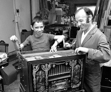Orgelbauer Max Alfred Geweke bei der Reparatur einer Drehorgel des Berliner Herstellers Bacigalupo Söhne in seiner Werkstatt, gegründet 1900 von Großvater Albert Geweke und fortgeführt von Vater Max. Bielefeld, Juli 1974.