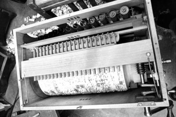 Reparatur einer Drehorgel in der Werkstatt des Orgelbauers Max Alfred Geweke, Bielefeld, Juli 1974.