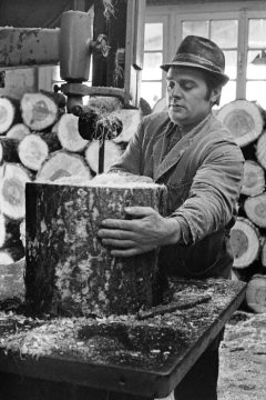 Maschinelle Holzschuhproduktion im Münsterland, 04. Februar 1976. Unternehmen und Standort unbezeichnet. [Urheberangabe: "Keugärtner?"]