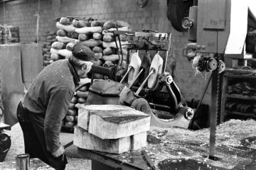 Maschinelle Holzschuhproduktion im Münsterland, 04. Februar 1976. Unternehmen und Standort unbezeichnet. [Urheberangabe: "Keugärtner?"]