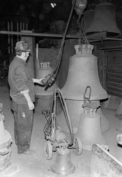 Herstellung einer Glocke in der Glockengießerei Petit & Gebr. Edelbrock in Gescher, Februar 1974.