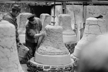 Herstellung einer Glocke in der Glockengießerei Petit & Gebr. Edelbrock in Gescher, Februar 1974.