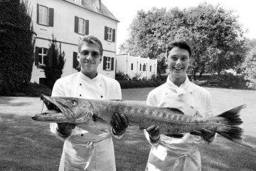 Superfang im September 1989: Köche des Restaurants "Goldschmieding" in Castrop-Rauxel präsentieren einen außergewöhnlich großen Hecht.